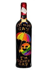 Cargar imagen en el visor de la galería, Botella Vino Jumilla Regalo Bandera LGTBI (I&#39;m Not Gay I&#39;m Super Gay) - Delampa

