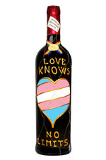 Cargar imagen en el visor de la galería, Botella Vino Jumilla Regalo Bandera Transexual  (Love Knows no Limits) - Delampa

