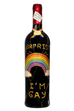 Cargar imagen en el visor de la galería,  Botella Vino Jumilla Regalo Bandera LGTBI (Surprise I&#39;m Gay)- Delampa
